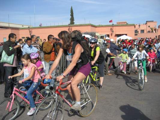 شريط صور: عشرات سكان مراكش شاركوا في طواف الدراجة الخضراء