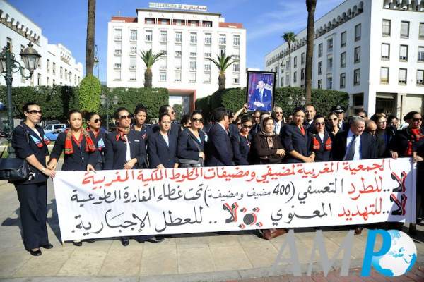 مضيفات الخطوط الملكية المغربية يحتجون أمام البرلمان