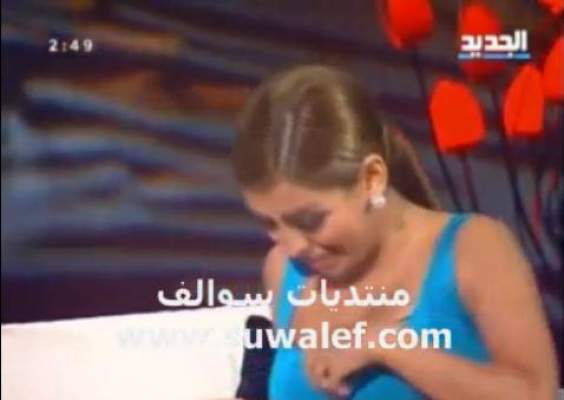 فيديو: لمس صدر الفنانة اللبنانية “نايا على الهواء مباشرة