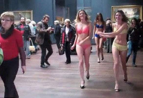 بالصور من باريس: عارضات أزياء يقتحمن متحف شهير شبه عاريات