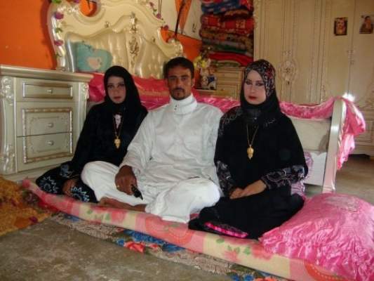 ليلة واحدة ودخلة واحدة: شاب عراقي يتزوج ابنة عمه وابنة عم والده دفعة واحدة