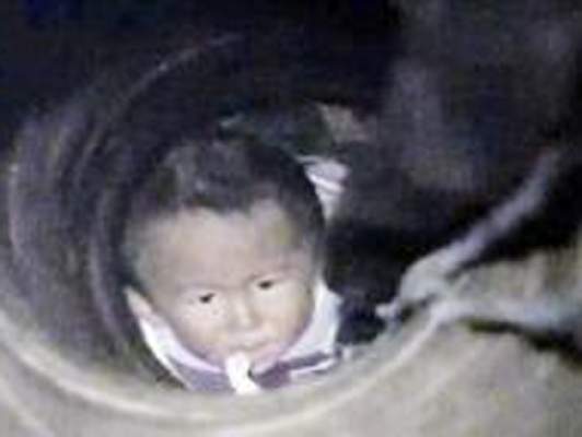 في عملية إنقاذ احتبست خلالها الأنفاس: الآيفون ينقذ طفلا من بئر عمقها 13 مترا