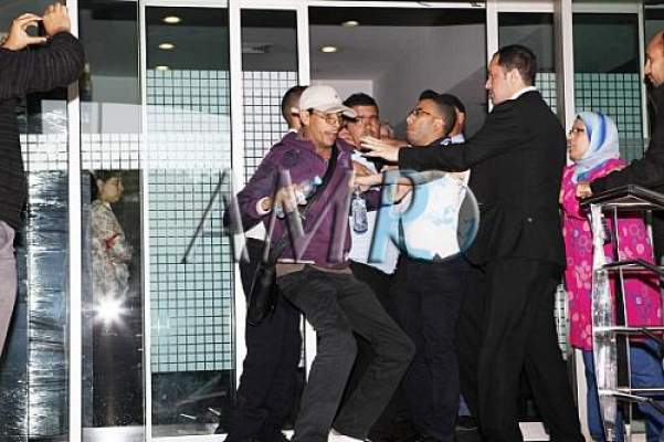 بالصور: اعتداء حراس أمن مجموعة “ماروك سوار” على صحافيين مطرودين