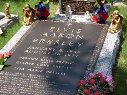 قبر المغني الشهير إلفيس بريسلي يطرح للبيع في المزاد العلني