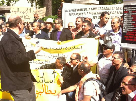 باريس: اللجنة المحلية لأساتذة اللغة العربية والثقافة المغربية يصعدون من احتجاجاتهم