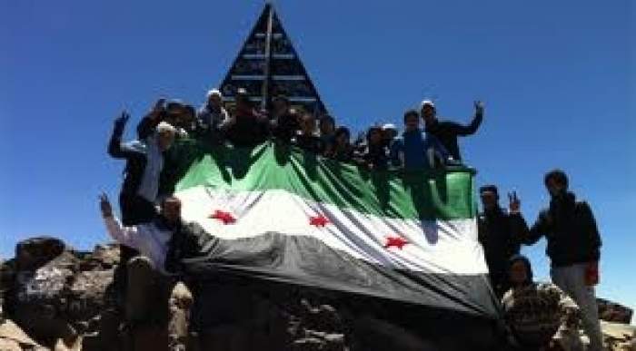 تضامنا مع الشعب السوري: مغاربة يرفعون علم الثورة السورية فوق جبل توبقال