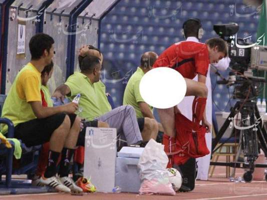 بالصور: لاعب يخلع سرواله ويبقى عاريا في ملعب الملك فهد بالسعودية