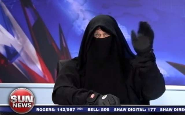 مقدم برنامج كندي يسخر من قناة “ماريا” المصرية للمنقبات بارتدائه النقاب طيلة وقت البرنامج بحضور إمام مسجد