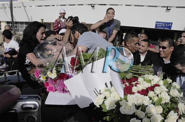 بالصور: بكاء وهستيريا معجبات لدى استقالبهن تامر حسني بمطار محمد الخامس بالدار البيضاء