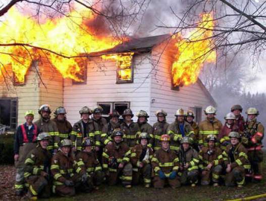 سجن 10 رجال إطفاء لمدة سنة لأخذهم صورة تذكارية عوض إخماد حريق