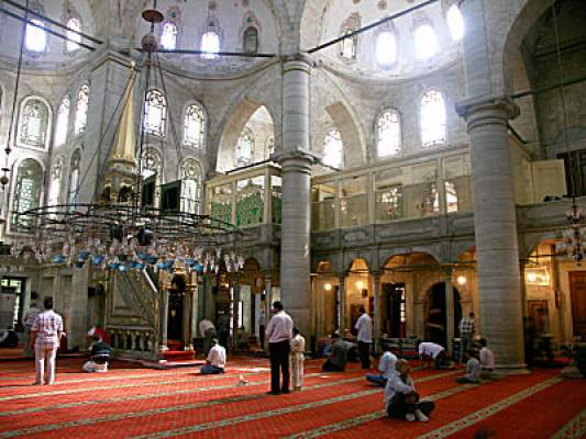 بالفيديو:أتراك يضربون إمام مسجد بسبب سرعته في الصلاة