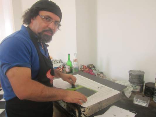التشكيلي السوري الطيب عامر في لقاء مع “أكورا”: حضور اليدين في الرسم انعكاس للحالة النفسية للإنسان