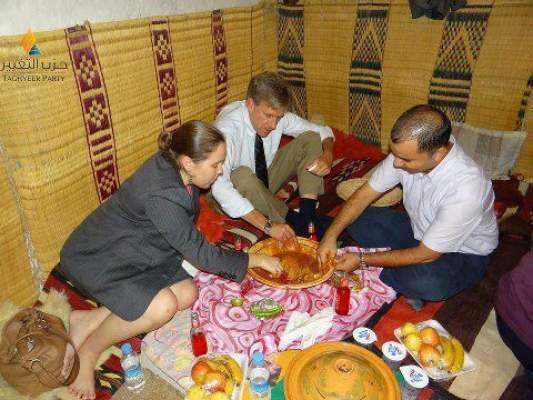 إحدى وجبات  السفير الأمريكي المغتال وزوجته في ضيافة سائقه الليبي