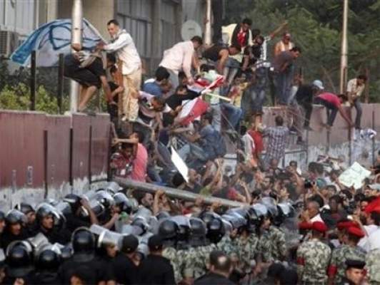 مصريون غاضبون من فيلم مسيء للرسول يتسلقون أسوار السفارة الامريكية بالقاهرة ويمزقون العلم الامريكي