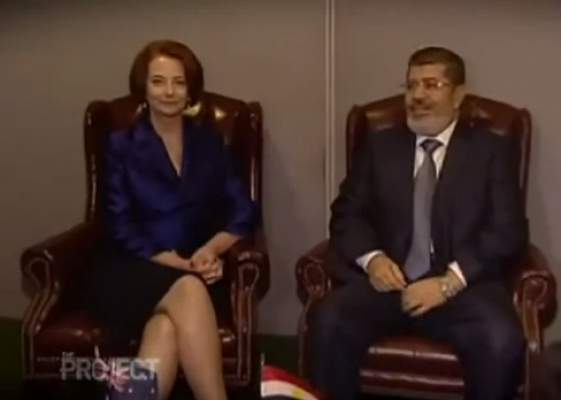 “صراع” الرئيس المصري مرسي مع “أخطر” عضو من أعضاء الجسم خلال جلسة عمل مع سياسية أسترالية