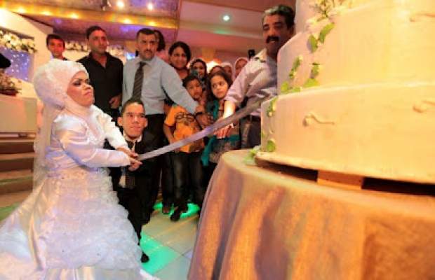 بالصور والفيديو: مدهش ورائع..حفل زفاف أقصر رجل في الأردن بامرأة في مثل قامته