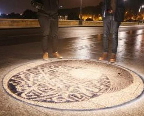 بث أضواء تظهر آيات قرآنية على الأرض: سحب عمل فنان مغربي في تولوز بعد احتجاجات بعض المسلمين