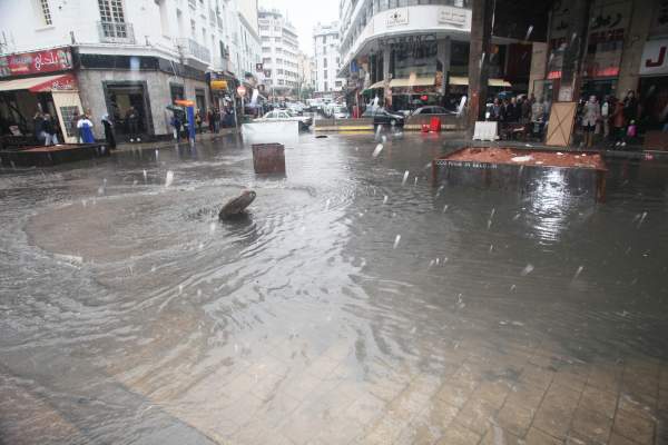 الأمطار الغزيرة تغرق مدينة الدار البيضاء وتزيدها اختناقا على اختناق