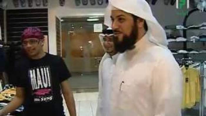 فيديو (طريف ومفيد): الشيخ محمد العريفي صاحب دعوة  “ضع بصمتك” في جولة بمحلات ملابس الشباب
