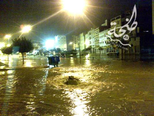 بالفيديو: مياه الفيضانات تحتل شوارع “بني مكادة” ضواحي طنجة يوم قبل العيد