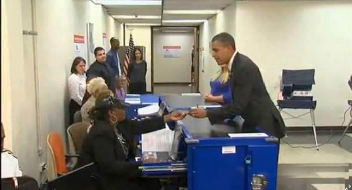 فيديو طريف: موظفة تطلب بطاقة أوباما الشخصية للتأكد من بياناته
