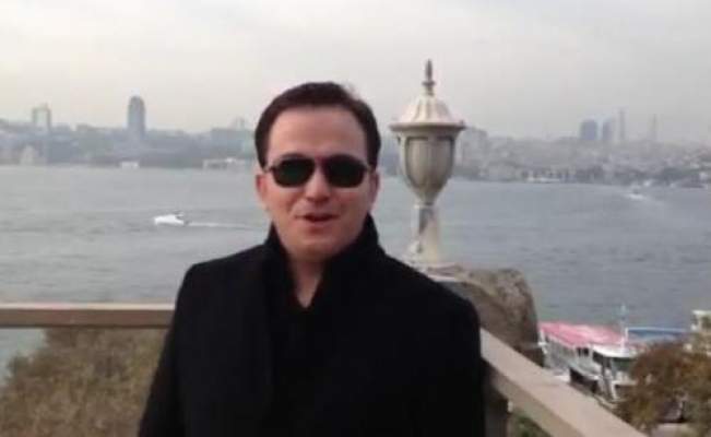 بالفيديو (مثير وطريف): مسؤول تركي يبحث عن مواطن سعودي ضربه بحجر حينما كان صغيرا