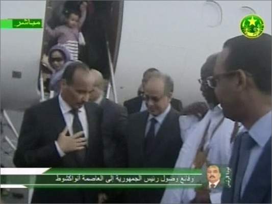 الرئيس الموريتاني يعود إلى بلاده بعد رحلة إلى فرنسا للعلاج من الإصابة برصاصة أصابته “خطأ”