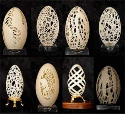 يجمع قشر 400 بيضة أسبوعيًا: فنان إندونيسي ينقش الآيات القرآنية على قشر البيض!