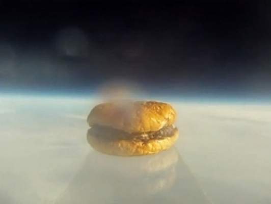 بالفيديو: فيما قفز “فيليكس” من أعلى..شطيرة “هامبرغر” أمريكية تحلق في الفضاء لمسافة 30 ألف متر