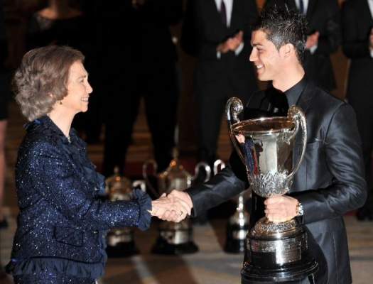 الملكة صوفيا تسلم رونالدو جائزة أفضل رياضي إيبيرو-لاتيني في اسبانيا