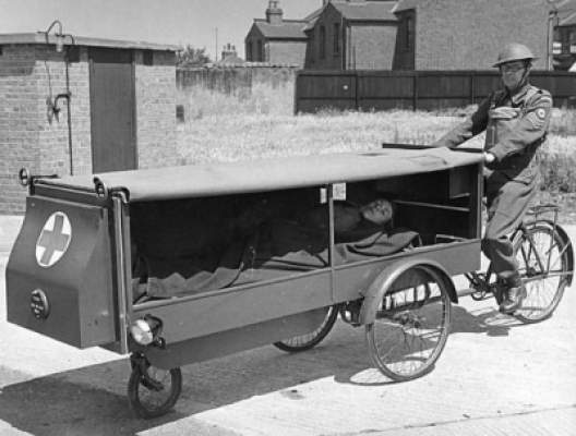 صورة نادرة لأول سيارة إسعاف في العالم