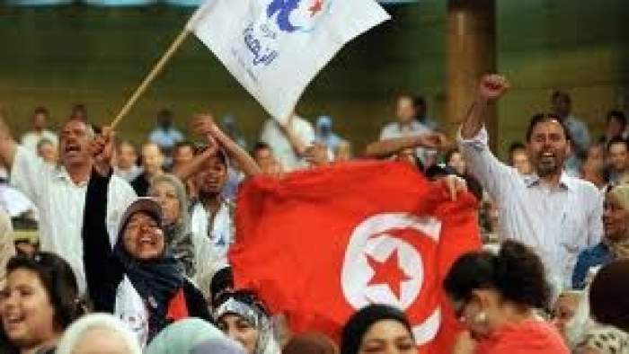 النهضة ترد على حراك الشارع التونسي بمظاهرة كبيرة وقيادي في الحزب يهدّد
