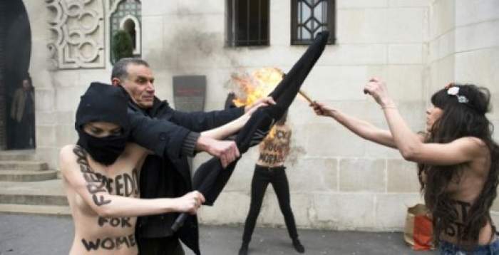 Femen brule le drapeau