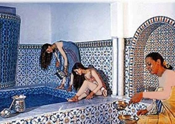 “كيد وانتقام النسا” بفاس: أربع نساء يختطفن فتاة من داخل حمام ويشوهن وجهها بالماء القاطع