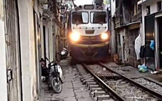 بالفيديو..خطير: قطار يمر وسط حي ضيق بالفيتنام