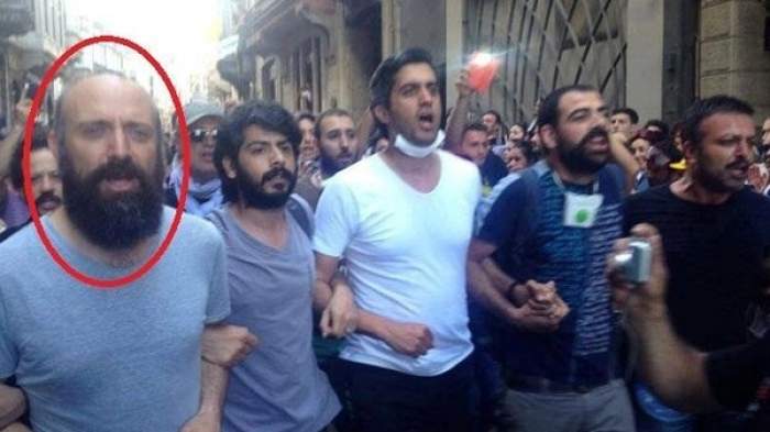 بالصور: السلطان سليمان “بلا حريمه” يتظاهر ضد أردوغان في تركيا