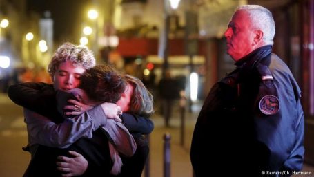 داعش يتبنى إرهاب باريس: 8 أشخاص مسلحين نفذوا الهجمات في عدة مواقع