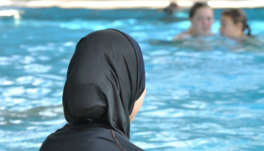 القضاء للطعن في قرار حظر لباس البحر الاسلامي “البوركيني”
