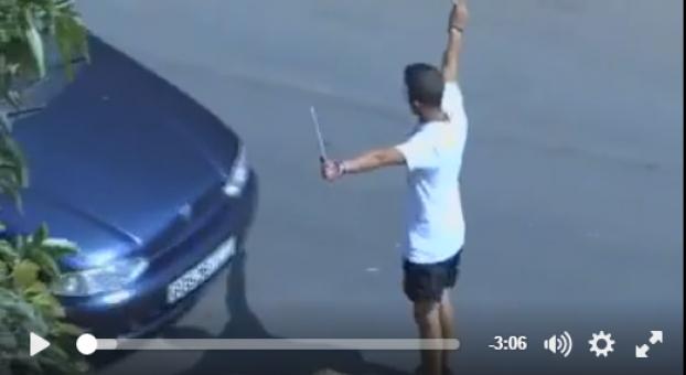 شاهد شخص بتمارة يعترض السيارات بأسلحة بيضاء لطلب المال