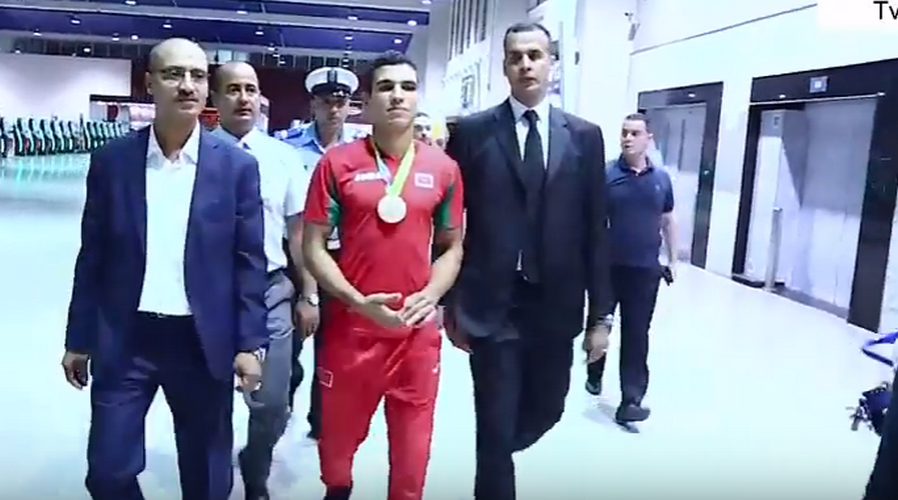 فيديو.. لحظة وصول البطل الربيعي إلى مطار محمد الخامس متوجا بالميدالية الوحيدة للمغرب