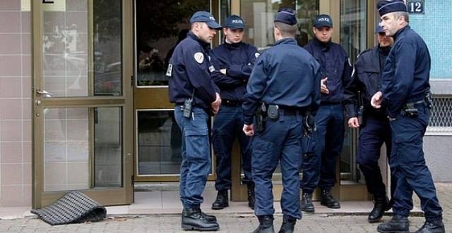 وزير الداخلية الفرنسي يعلن عن إغلاق 20 مسجدا وقاعة صلاة