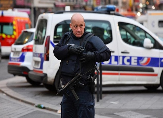 فرنسا تعتقل صبيا عمره 15 عاما لتخطيطه لهجوم “وشيك” على باريس