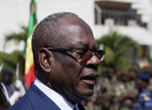 رئيس مالي يقيل وزير الدفاع بعد سيطرة مسلحين على قرية