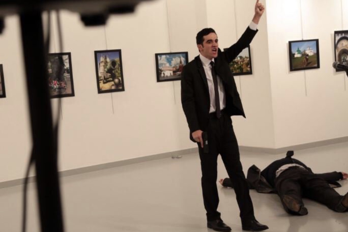مقتل السفير الروسي لدى تركيا بعد إصابته في هجوم مسلح في أنقرة