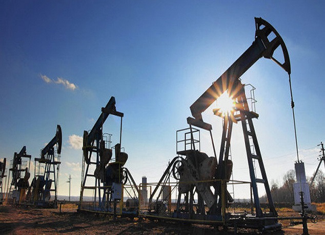 النفط يرتفع مع خفض الإمدادات وزيادة الإنتاج الأمريكي تحد من المكاسب