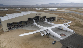 فيديو: الكشف عن أكبر طائرة في العالم .. حجمها يعادل ملعب كرة قدم
