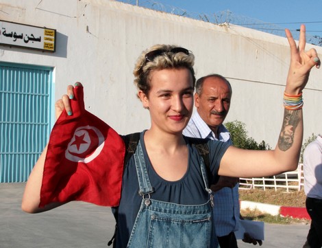 الناشطة التونسية أمينة فيمن تضع مولودتها وتختار لها اسما غريبا