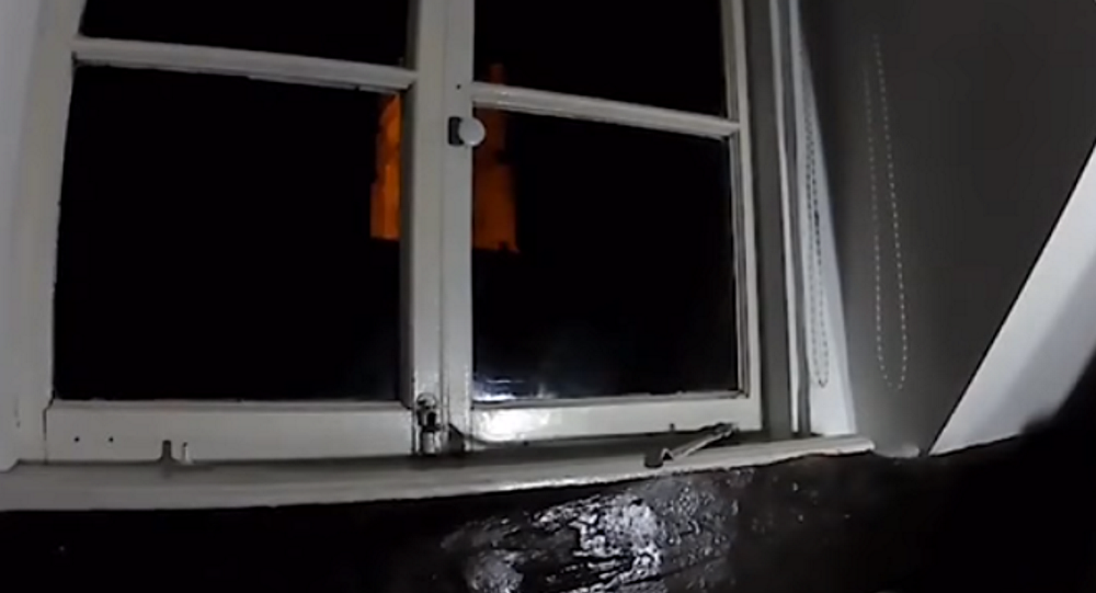 بالفيديو.. بريطاني يصور فيديو لشبح يفتح النافذة
