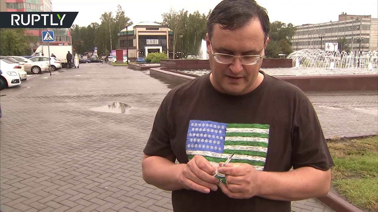 فيديو.. طبيب روسي يزرع رقائق إلكترونية تحت جلده ويحول ذراعه إلى جهاز متعدد المهام!