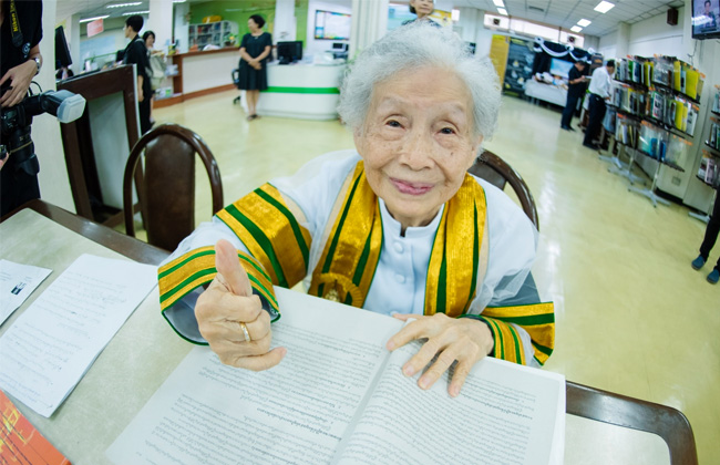 جدة عمرها 91 عامًا تصبح أكبر خريجة جامعية في تايلاند